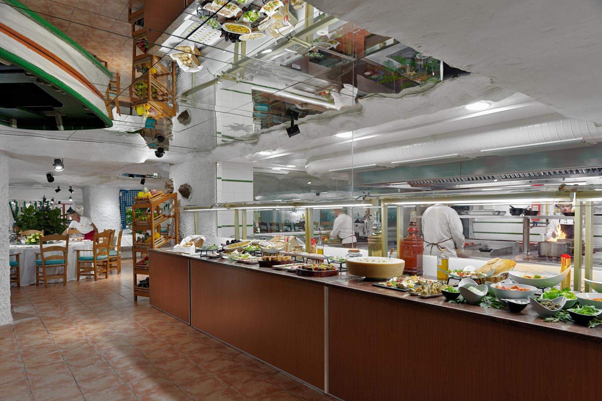 Hotel Botanico Y Oriental Spa Garden Пуерто де ла Крус Екстериор снимка A buffet at a restaurant